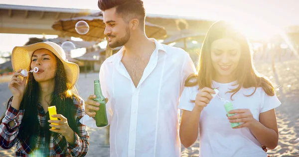 Grupo Jóvenes Amigos Alegres Caminando Bebiendo Cerveza Playa — Foto de Stock