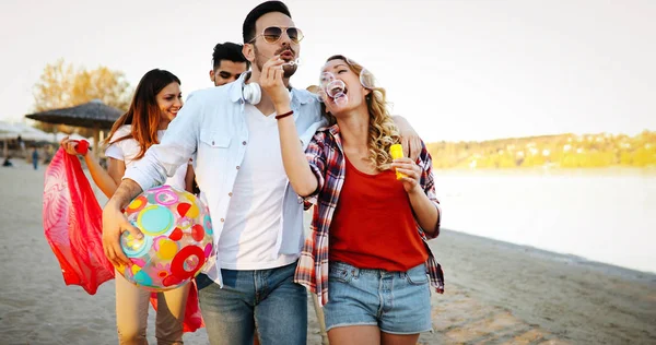 Gruppo Amici Felici Che Festeggiano Sulla Spiaggia Divertono — Foto Stock