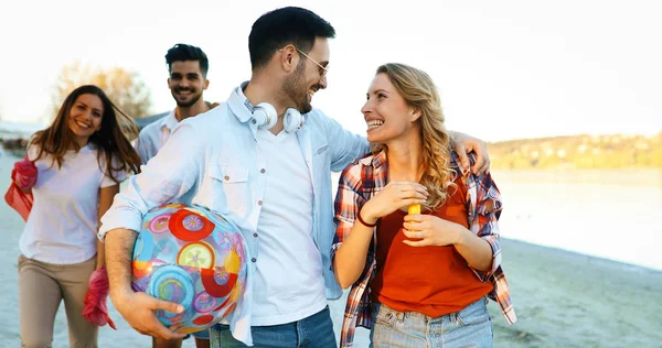 Glada Grupp Unga Vänner Att Kul Stranden Sommaren — Stockfoto