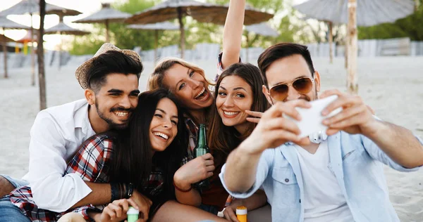 Jóvenes Felices Tomando Selfies Divirtiéndose — Foto de Stock