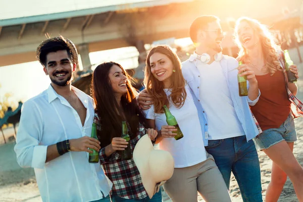 Grupo Jóvenes Amigos Riendo Bebiendo Cerveza Playa — Foto de Stock