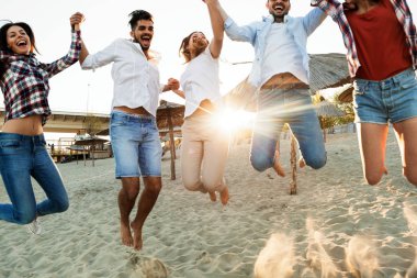 Yaz, tatil, tatil ve mutluluk kavramı - arkadaş grubu