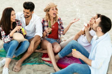 Mutlu arkadaş parti ve having fun plaj yaz