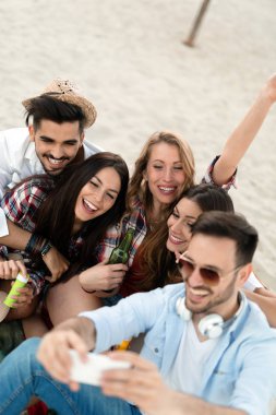 Arkadaş grubu kaygısız hafta sonu. Bir grup genç neşeli insan birbirine bağlar ve gülümseyen