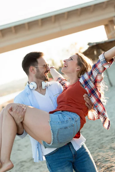 Riktigt Glad Lekfull Par Älskar Att Kul Stranden — Stockfoto