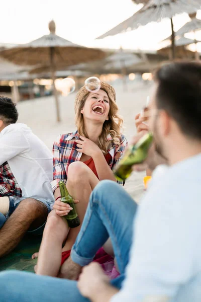 Beach Party Med Vänner Glada Ungdomar Spenderar Trevlig Tid Tillsammans — Stockfoto