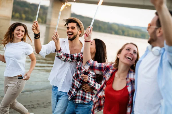 Grupo Amigos Felizes Festejando Praia Divertindo — Fotografia de Stock