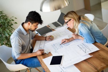 İş adamları ve projede birlikte ofiste çalışan mimarlar