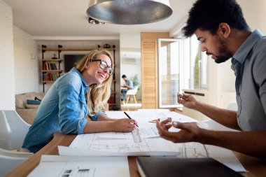 Office proje üzerinde birlikte coworking çalışan mimarlar ve tasarımcılar insanlar