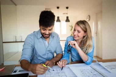 İş adamları ve projede birlikte ofiste çalışan mimarlar