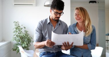 İş arkadaşları ve iş ofiste çalışan ve tablet kullanarak mimarlar