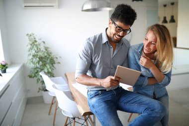 Yenilikçi fikirler ve yeni şirket kavramı için pazarlama iş ve eğlenceli bir sürü