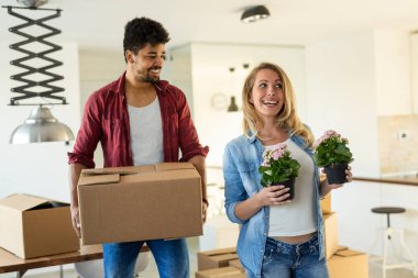 Yeni ev taşıma ve carboard kutuları açma genç evli çift