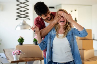 Yeni eve beraber yaşamayı genç şirin çift