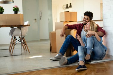 ev, insanlar, hareketli ve gayrimenkul konsept - mutlu çift yeni dairende hareket ederken eğleniyor