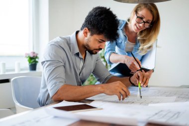 İş toplantısı tartışırken ofis arkadaşları planları Office proje