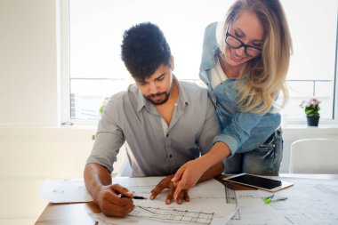 Modern şirket ofisinde çalışan mimar arkadaşları