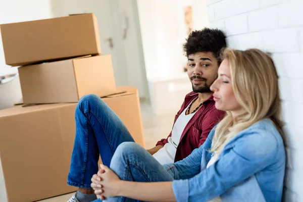 Pareja Cansada Con Cajas Que Mudan Nuevo Apartamento Casa — Foto de Stock