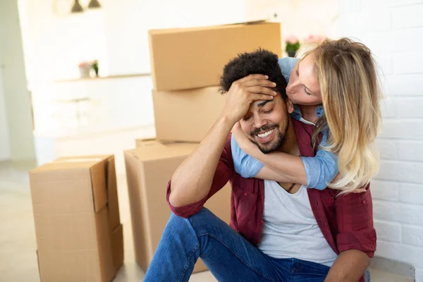 Casal Cansado Com Caixas Movendo Para Novo Apartamento Casa — Fotografia de Stock