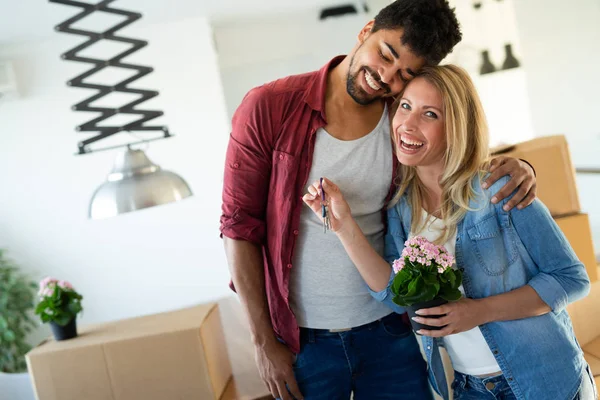 Casal Jovem Movendo Nova Casa Desembalar Caixas Papelão — Fotografia de Stock