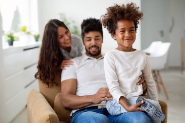 Genç mutlu aile evde oynak olmak