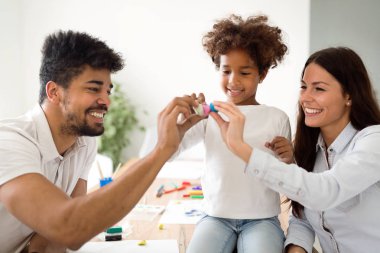 Bir anne ve baba ile çocukları eğlenmek aile yaşam tarzı portresi