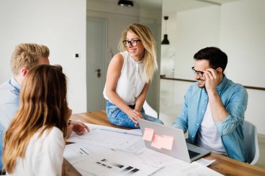 Genç Mimarlar birlikte proje hakkında tartışmaya resmini