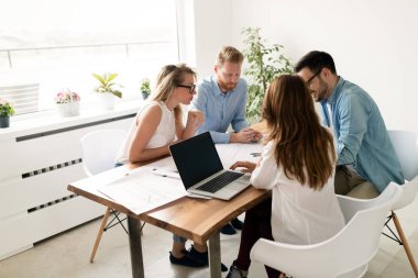 Takım Genç Mimarlar office proje hakkında tartışıyor