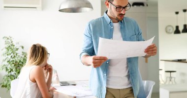 Grup genç Mimarlar proje üzerinde birlikte çalışma