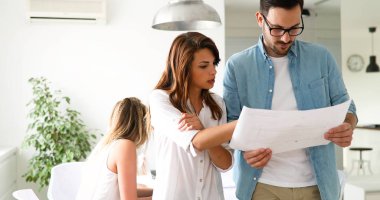 Takım Genç Mimarlar office proje hakkında tartışıyor