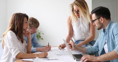 Bir grup mimar ve iş adamı birlikte çalışıyor ve beyin fırtınası yapıyorlar.