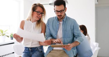 Bir grup mimar ve iş adamı birlikte çalışıyor ve beyin fırtınası yapıyorlar.