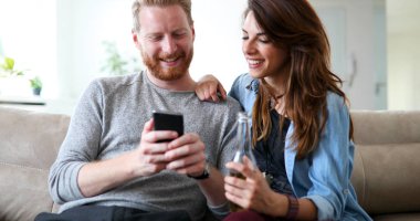 Genç çift mobil akıllı telefon ile oyun severlerin moda