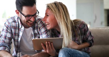 Evde tablet kullanarak aşık Romantik Çift