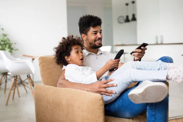 Vater Und Tochter Sitzen Hause Auf Der Couch Und Schauen — Stockfoto