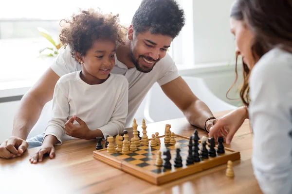 Família Feliz Jogando Xadrez Juntos Sua Casa — Fotografia de Stock