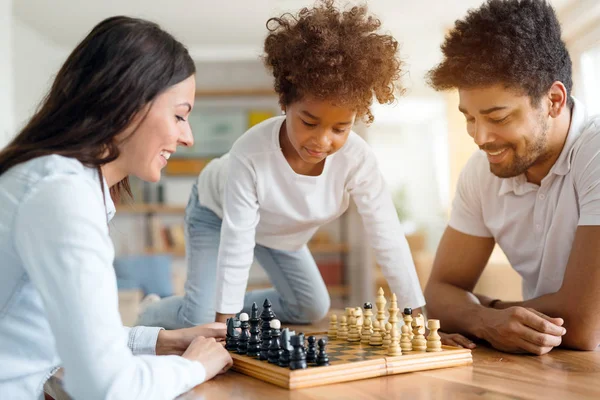 Lycklig Familj Spelar Schack Tillsammans Deras Hem — Stockfoto
