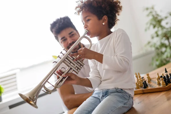 Menina Bonito Com Seu Pai Aprendendo Trompete — Fotografia de Stock