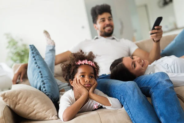家で一緒に時間を過ごす幸せな家族の写真 — ストック写真