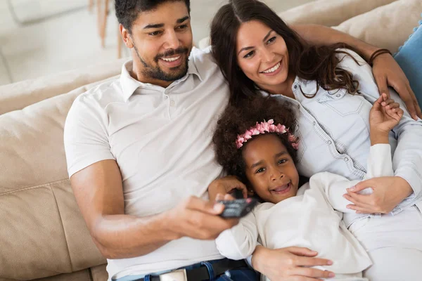 Jonge Gelukkige Familie Wordt Speelse Thuis — Stockfoto