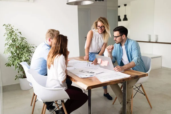 Equipe Jovens Arquitetos Discutindo Sobre Projeto Escritório — Fotografia de Stock