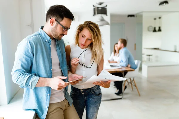 Bild Junger Architekten Die Gemeinsam Über Das Projekt Diskutieren — Stockfoto