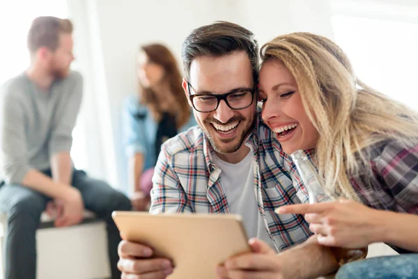 Pareja Feliz Amor Surf Tableta Casa — Foto de Stock