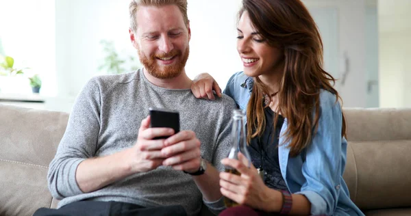 Jonge Mode Paar Liefhebbers Spelen Met Mobiele Smartphone — Stockfoto