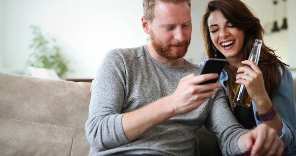 Jonge Mode Paar Liefhebbers Spelen Met Mobiele Smartphone — Stockfoto