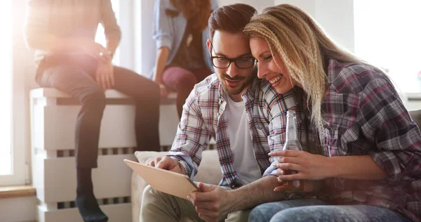 Mutlu çift evde tablet üzerinde sörf aşık