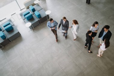 İşbirliği ve proje planları tartışırken profesyonel iş arkadaşları