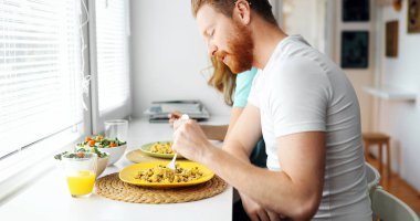 Evde kahvaltı aşık Romantik Çift