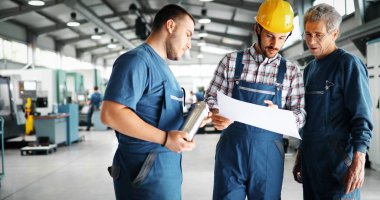 Öğretim bilgisayarlı Çıraklar için kullanım cnc metal işleme makineleri fabrikasında mühendis