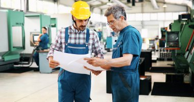 Grup tartışma Metal fabrikasında mühendis